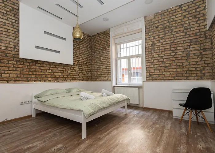Spacious & Minimalistic Apartment In Downtown